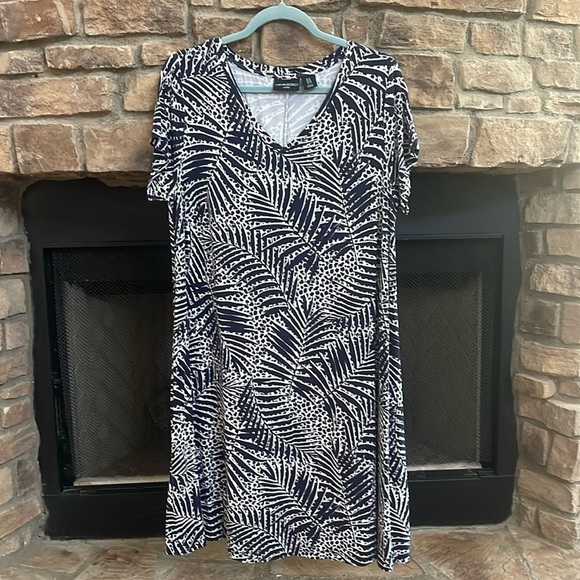 Cynthia Rowley Dresses & Skirts - Cynthia Rowley navy blue and white, leaf pattern midi dress. Size 1X